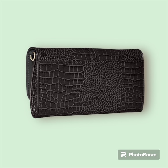 Nine West Table Treasure Deluxe Wallet with crossbody chain strap. - Picture 4 of 8